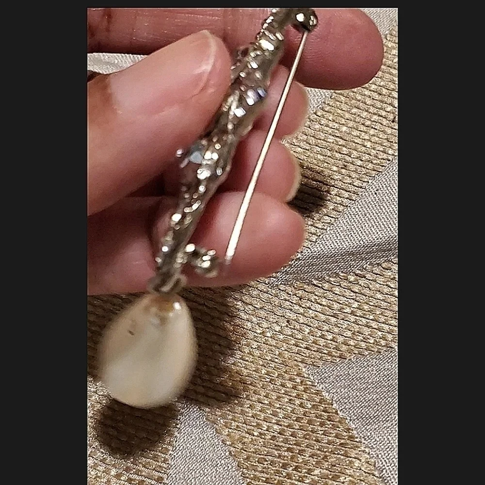 Rhinestone Star Teardrop Pearl Brooch Silvertone